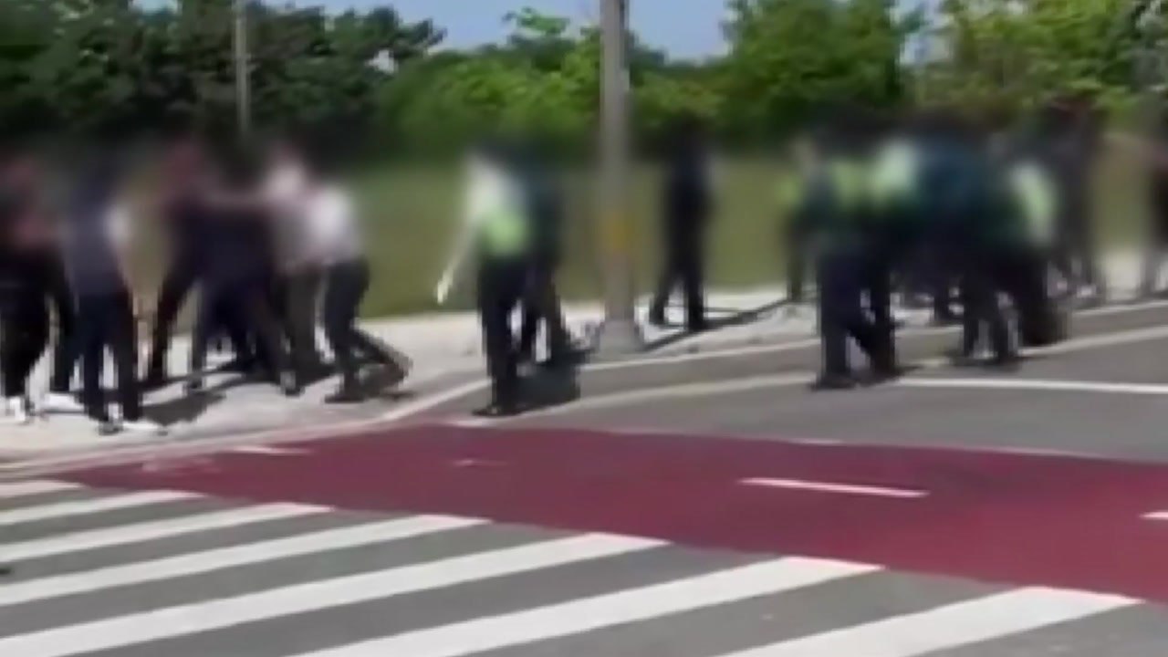 양대 노총 충돌 말리다 경찰관 상해...노조원 영장 신청 / YTN