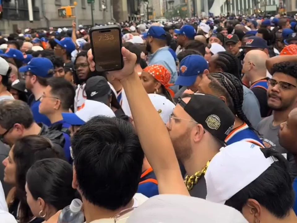 THE LINE TO GET INTO KNICKS CHAMPIONSHIP PARADE IS INSANE