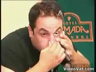 BEURK LE LAIT SORT DE SES YEUX!!