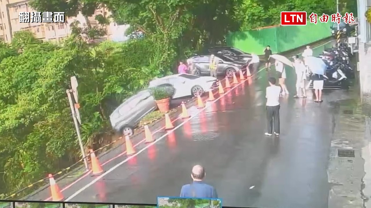 新店新坡一街土石坍塌車落崖畫面曝光 男目睹愛車墜谷直呼無奈