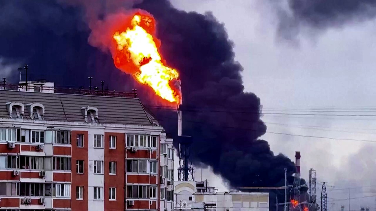 Ucrania incendia refinería y perturba aeropuertos en su mayor ataque a Moscú en dos años