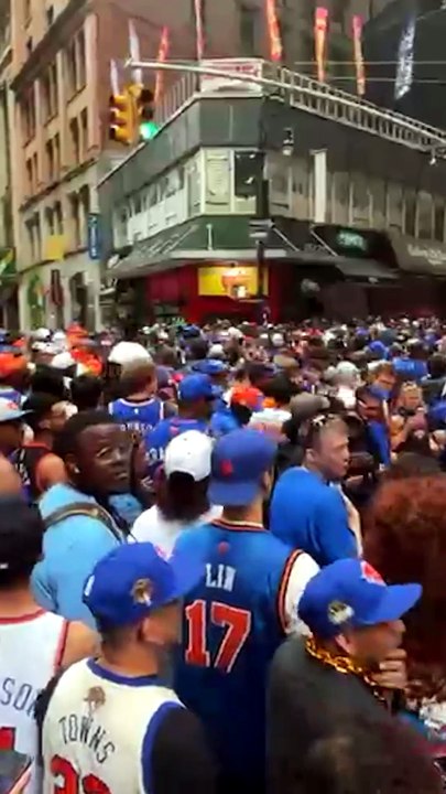 Crowds fill NYC streets in preparation for Knicks parade