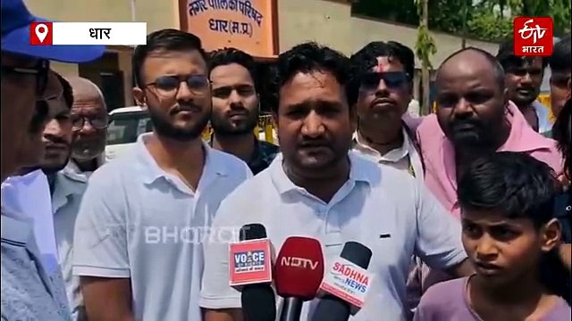 धार में दूषित पानी की सप्लाई, नगर पालिका CMO के चेंबर में घुस गंदा पानी पीने की दी चुनौती