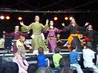 Nadia y su grupo de danza