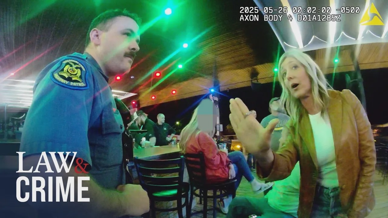 Bagarre spectaculaire dans un restaurant bondé : ça dégénère en plein service !