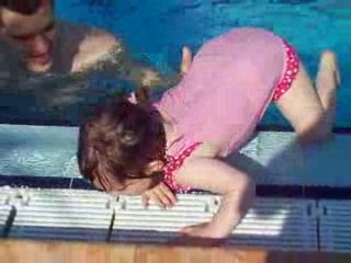 Clara dans la piscine des grands