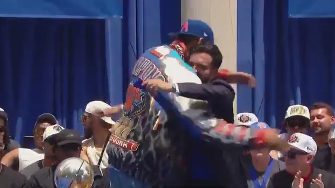 KAT and Jalen Brunson Dap Up Mamdani in Wild Knicks Parade Moment