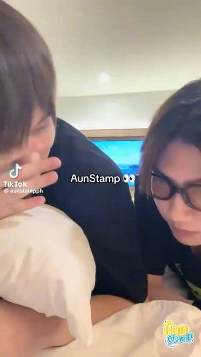 AUN KISSED STAMP ON THE HEAD ?! OMG 👀👀👀👀😱😱😱