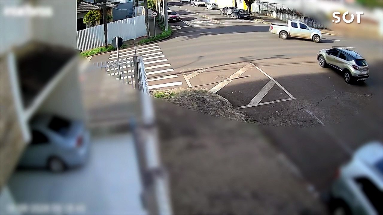 Câmera flagra colisão após avanço de preferencial no Centro de Cascavel