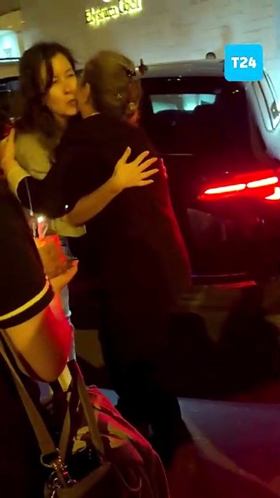 İBB davasında tahliye olan eski Medya A.Ş. Genel Müdürü Elif İpek Atayman’ı arkadaşları ve komşuları karşıladı