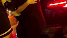 İBB davasında tahliye olan eski Medya A.Ş. Genel Müdürü Elif İpek Atayman’ı arkadaşları ve komşuları karşıladı
