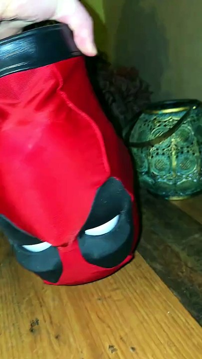 La tête de deadpool parle !!