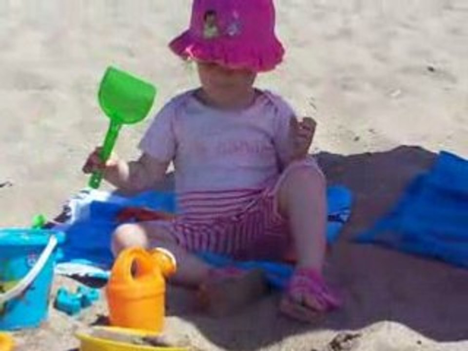 §§ Clara et ses premiers paté de sable §§