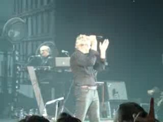 Simon a l'air perdu lol