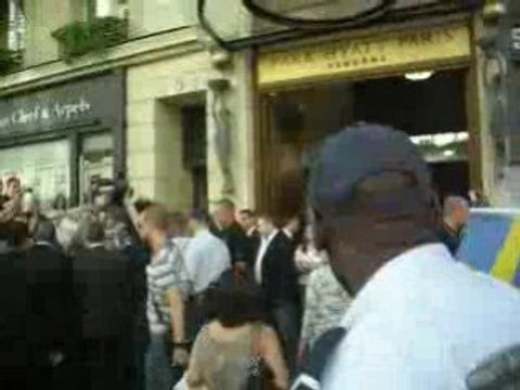 Tokio Hotel devant l'hôtel à Paris