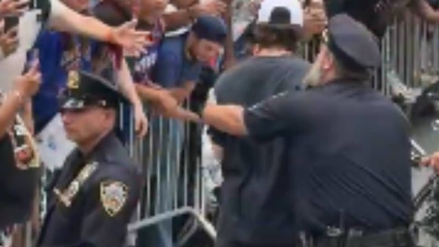 La Policía no reconoce a Tyler Kolek y lo frena en el desfile de los Knicks