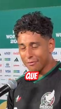 Luis Romo con la capa de héroe con la selección mexicana