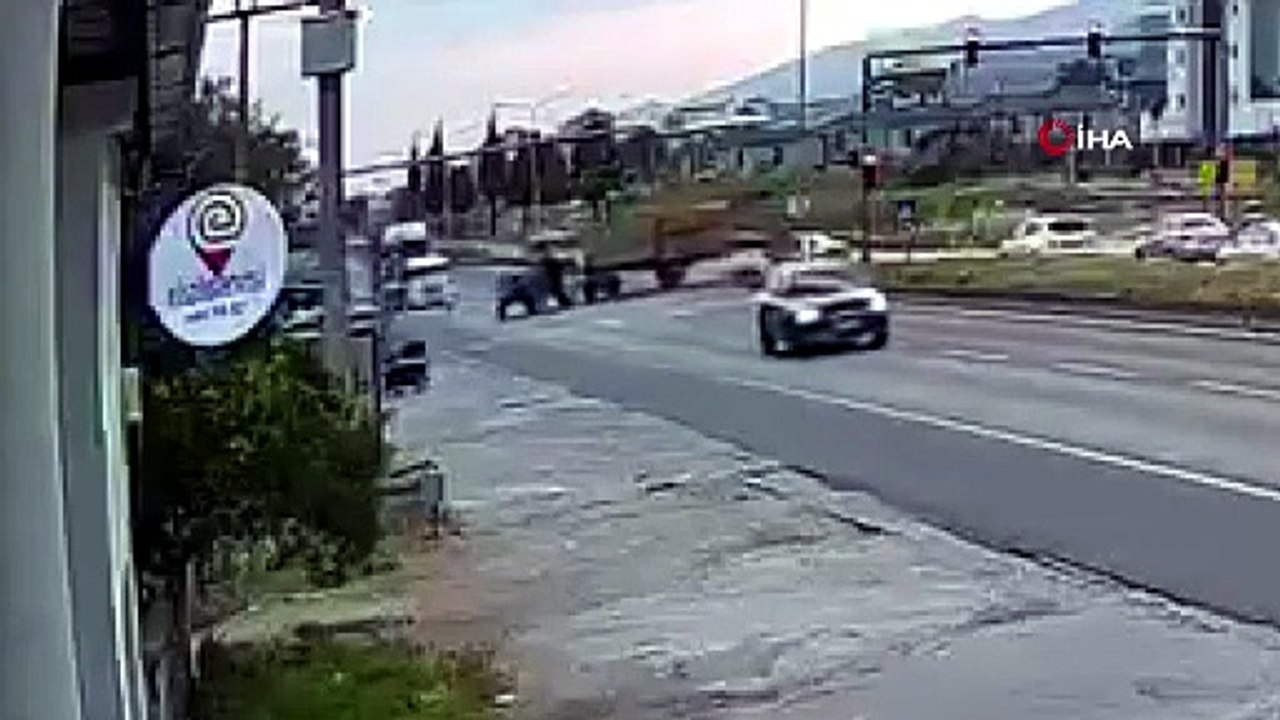 Aydın’da şaşkına çeviren kaza kamerada: Traktör römorkundaki balyalar yol kenarındaki adamın üstüne düştü