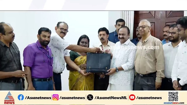 ബജറ്റ് രേഖ ധനവകുപ്പ് ഉദ്യോഗസ്ഥര്‍ മുഖ്യമന്ത്രിക്ക് കൈമാറി