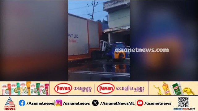 പാലക്കാട് മുണ്ടൂരിൽ മഴയിൽ ട്രക്ക് തെന്നിമാറി അപകടം; വൈദ്യുതി പോസ്റ്റിലും കാറിലും വാഹനം ഇടിച്ചു
