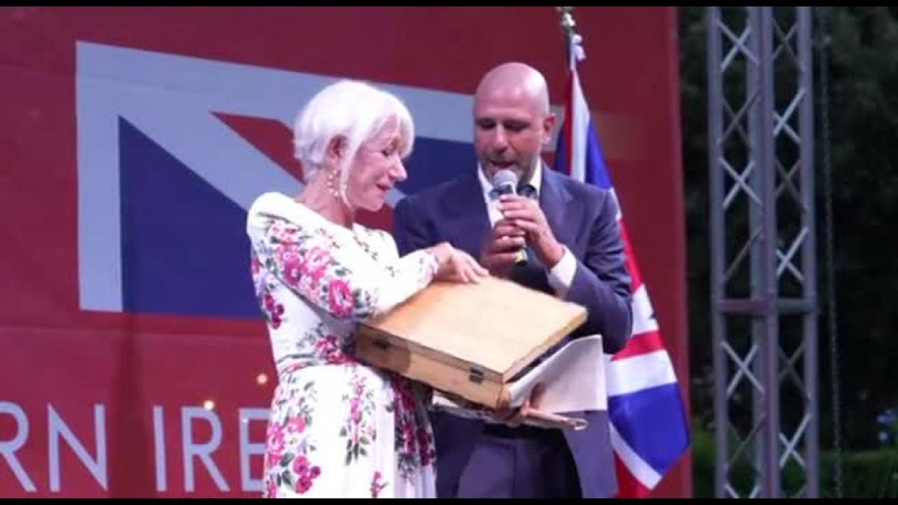 Helen Mirren regina a Roma al King's Birthday Party con Checco Zalone