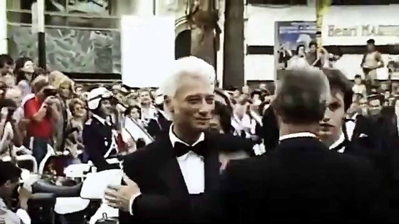1986 - Johnny Hallyday Monte les Marches du Festival de Cannes (Les Marches, Canal+, 19 Mai)