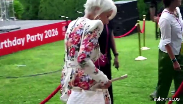 Helen Mirren regina a Roma al King's Birthday Party con Checco Zalone
