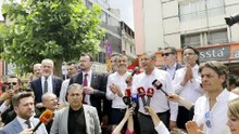 CHP LİDERİ ÖZEL OTOBÜSTEN DEĞİL BANKTAN KONUŞTU