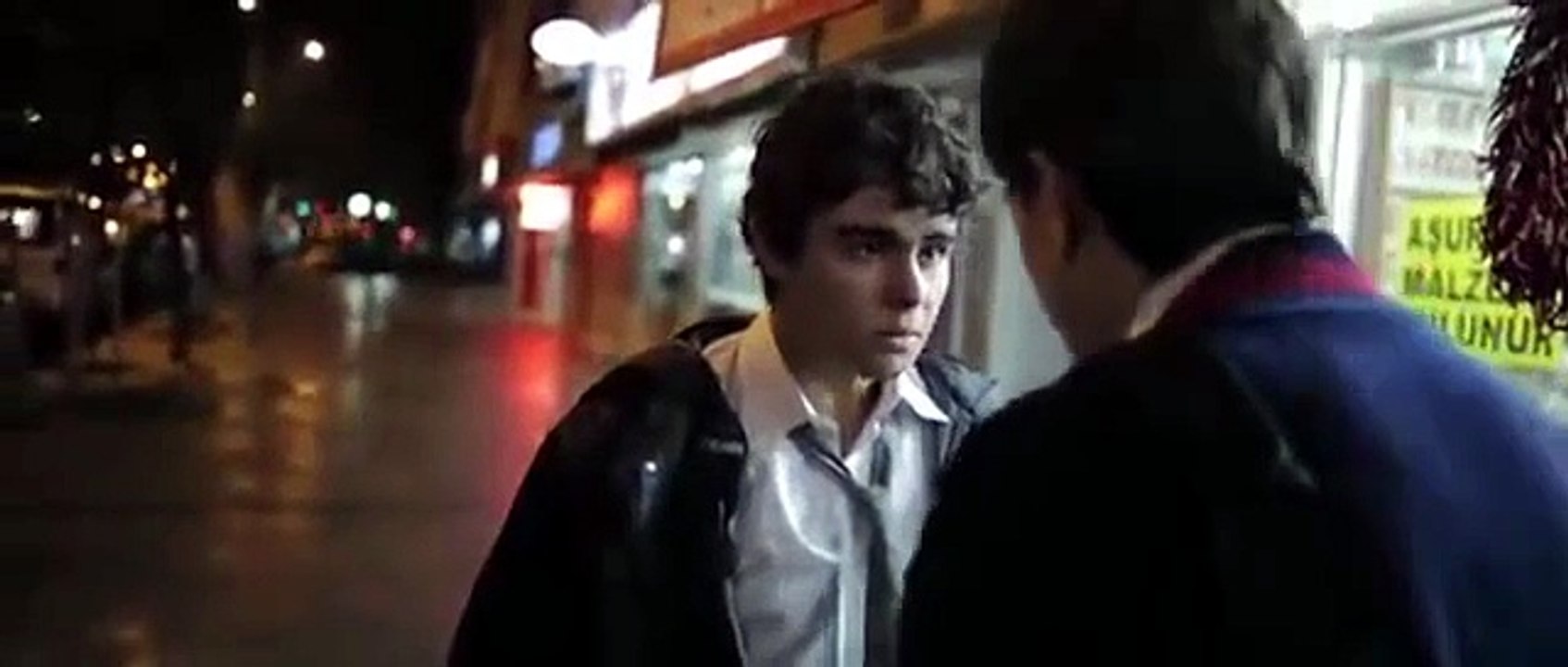Köksüz, bir kaybın ardından yeniden aile olmayı başaramayan, gün geçtikçe kendini yok eden dört kişinin kaybolma hikâyesidir.