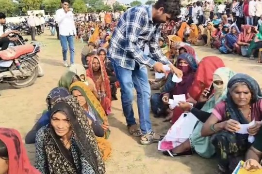 छबड़ा में किसानों की लंबी कतारें, दो बैग खाद के लिए घंटों इंतजार