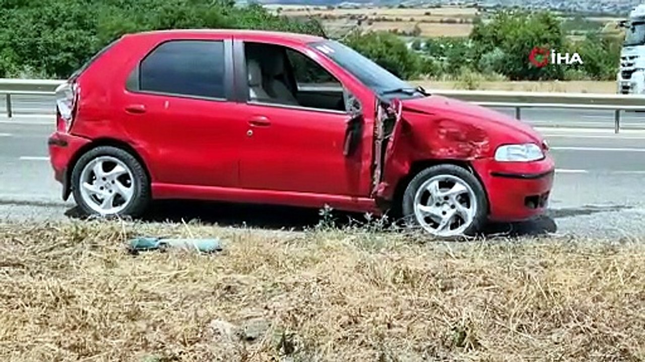 Minibüs ile otomobil çarpıştı, facia ucuz atlatıldı
