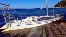 Barca arenata da sei mesi sulla spiaggia, il caso alla prima fermata del Poetto