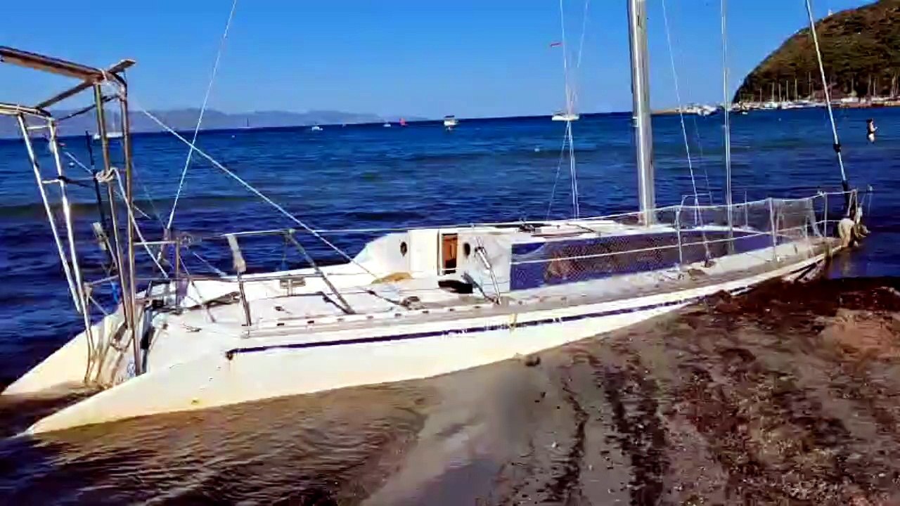 Barca arenata da sei mesi sulla spiaggia, il caso alla prima fermata del Poetto