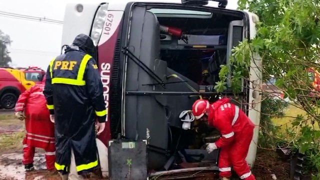 Acidente entre ônibus e carro deixa ao menos 22 vítimas na BR-277, em Cascavel
