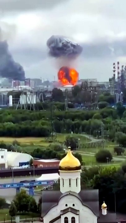 Varios drones ucranianos impactan contra una refinería en Moscú en un ataque masivo