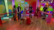 La Maestra Resurrección sufre resbalón en vivo