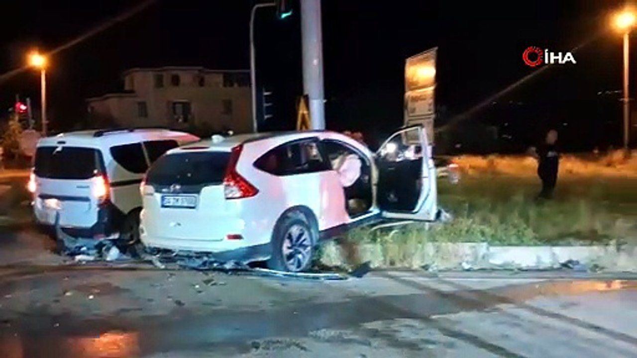 3 otomobilin karıştığı zincirleme trafik kazasında 5 kişi yaralandı
