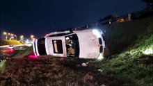 BMW X4 capota após aquaplanar na PRc-467 durante forte chuva
