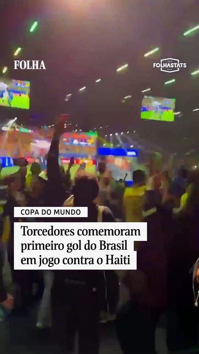 Torcedores comemoram primeiro gol do Brasil em jogo contra o Haiti
