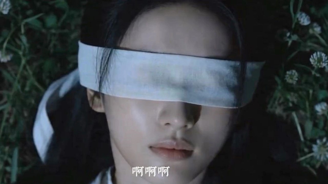 Blindfolded Xiaolongnu found by Yang Guo and he...
