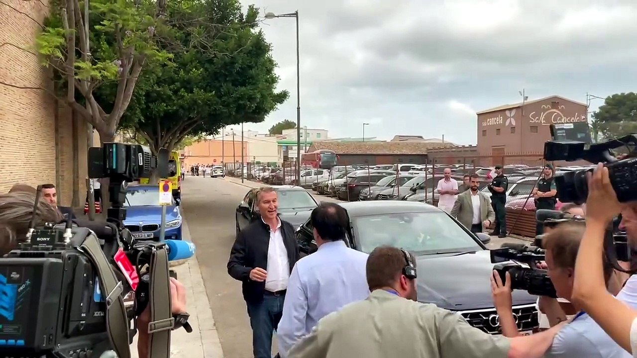 Feijóo abraza a Pérez Llorca a su llegada a Sueca
