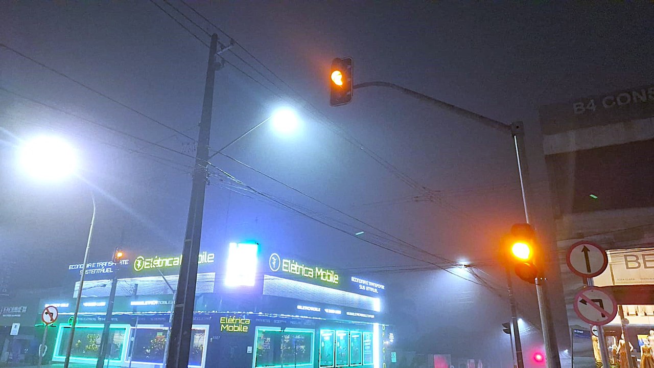 Falha em semáforos e neblina exigem cautela em cruzamento da Avenida Brasil