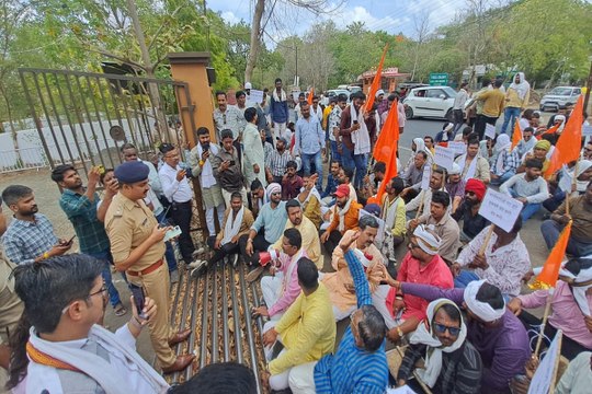 टीआइ को निलंबित करने की मांग पर हिंदू संगठनों का हल्लाबोल, एसपी कार्यालय के बाहर ढाई घंटे धरना