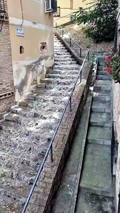 Una rotura provoca un río por la bajada de San Juan de los Reyes