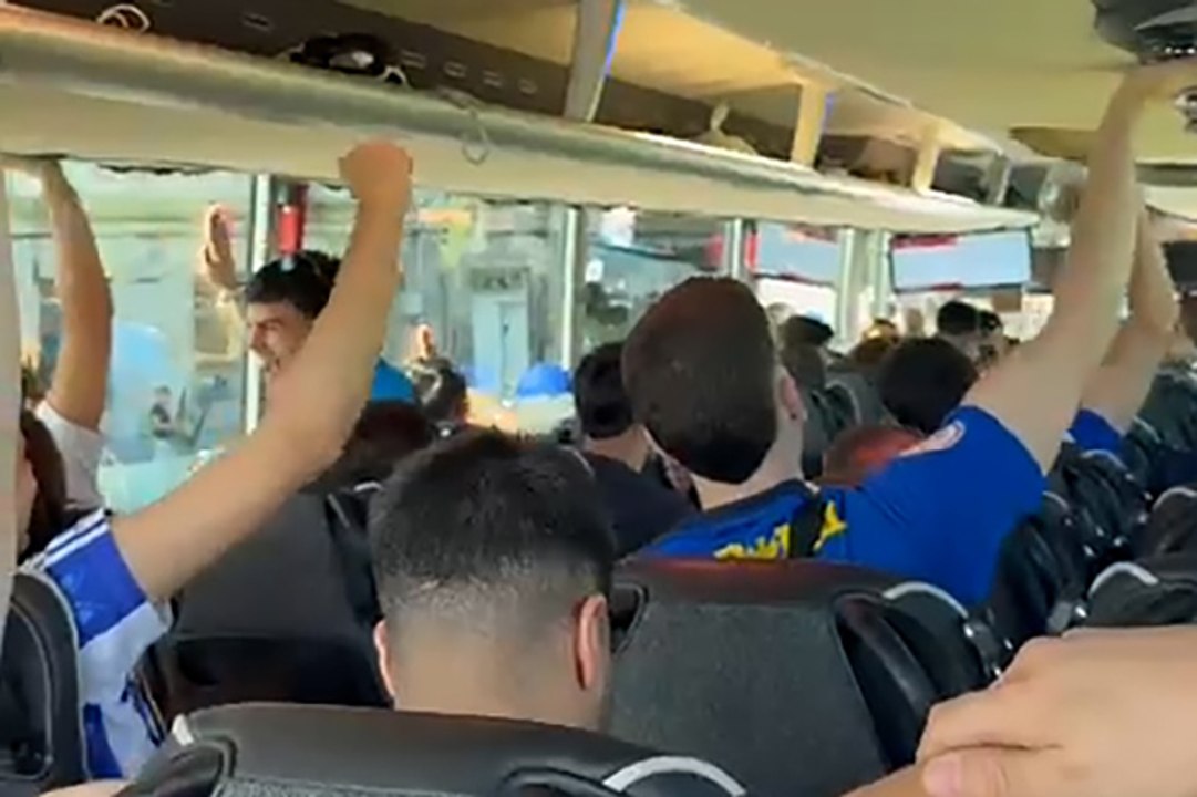 Ambiente de fiesta en el autobús de la Deportiva