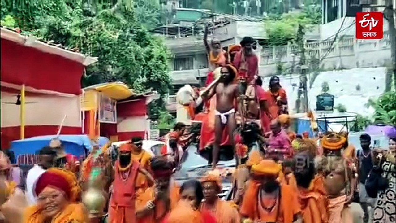 কামাখ্যা মন্দিৰলৈ শ শ নাগা বাবাৰ বিশাল পদযাত্রা, সংগ দিলে বিধায়ক বিজয় গুপ্তাই