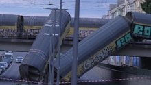 München: Zwei Güterwaggons stürzen von Brücke