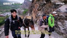 마방의 안식처 '관음폭포' 앞에서 마음을 다해 기도하는 강철탐험대