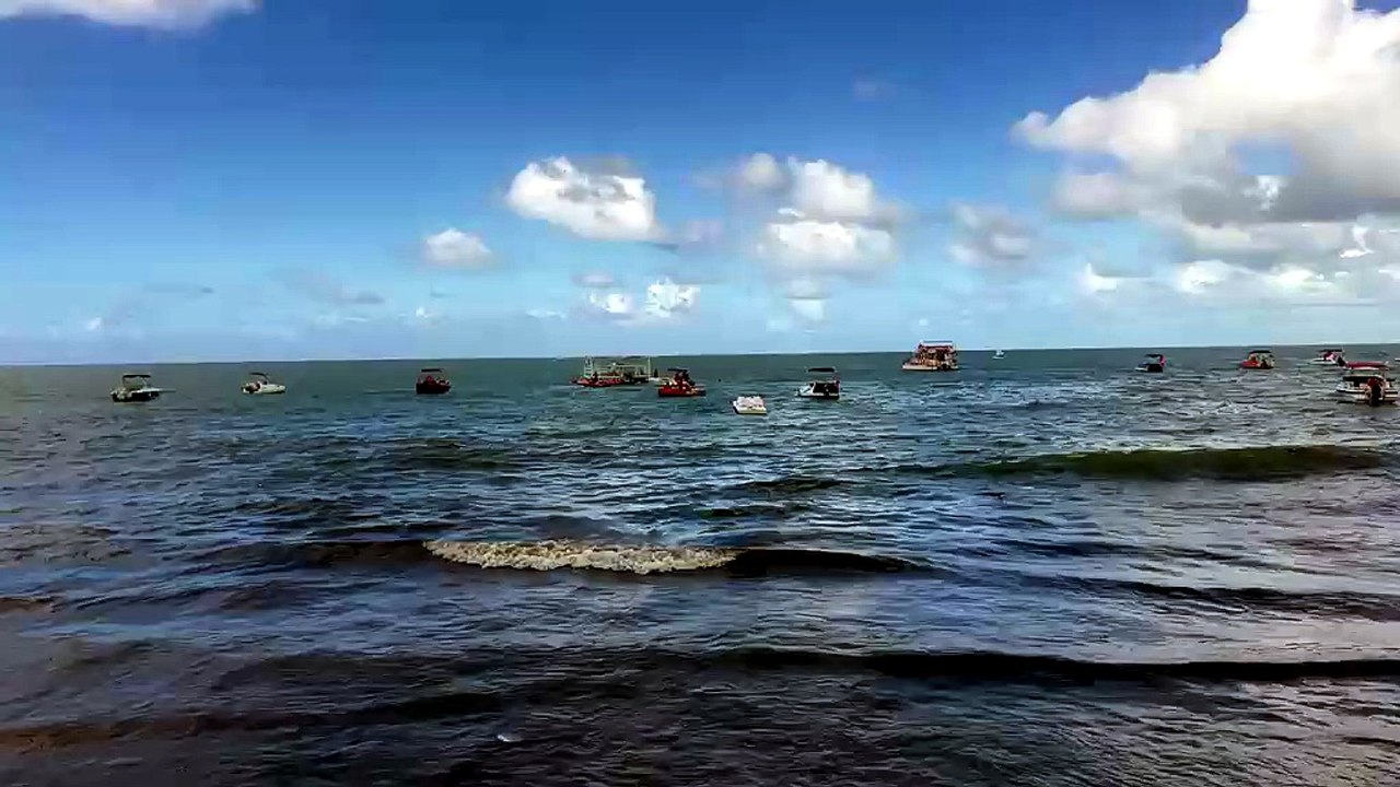 Catamarã afunda na Praia de Ponta Verde e bombeiros são acionados