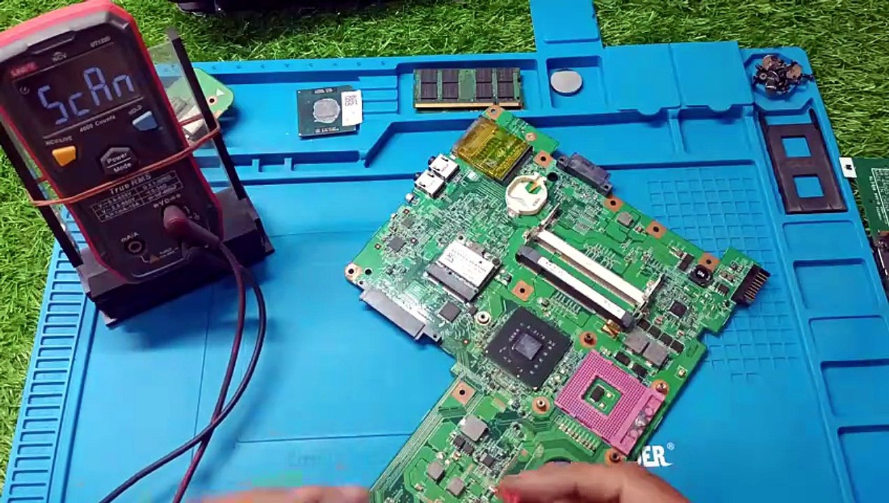 Dell Inspiron 1545 charger light Goes Off When plugged into the laptop